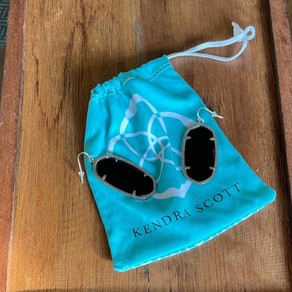 KENDRA SCOTT Elle Silver Drop Earrings in Black Opaque Glass